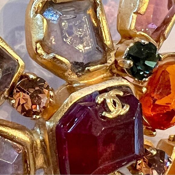 Elegant Chanel Gripoix Multicolor Gemstone Brooch - Picture 4 of 8